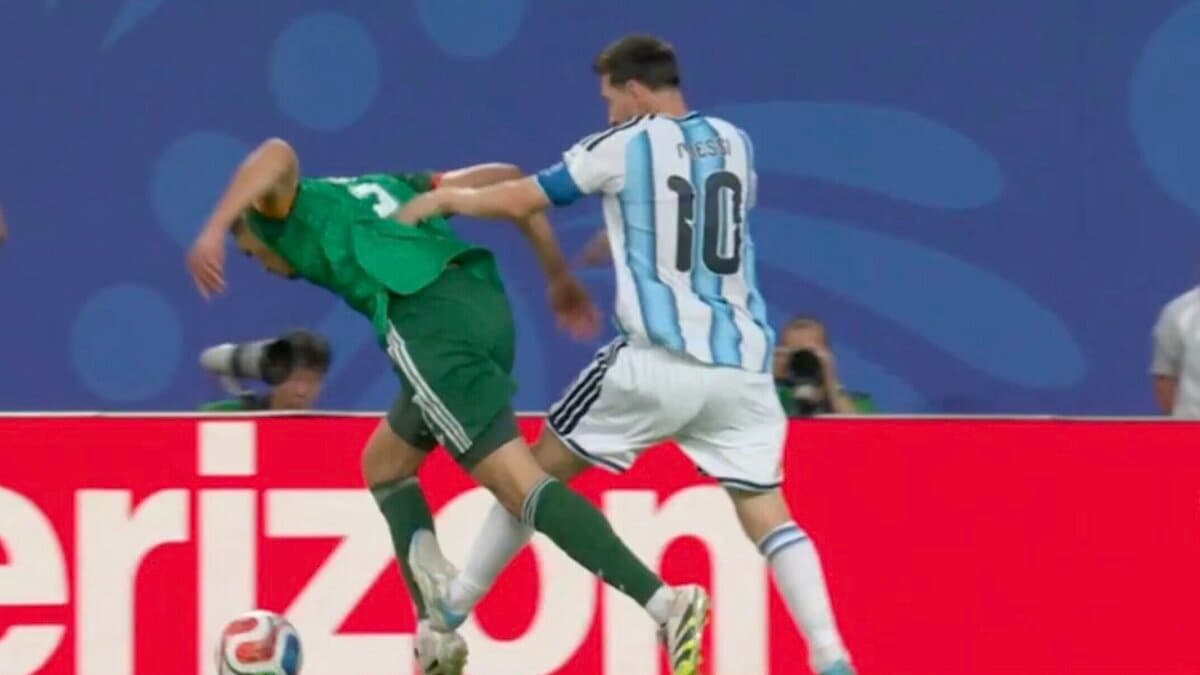 Pha bóng gây tranh cãi của Messi: Đáng bị thẻ đỏ hay không?