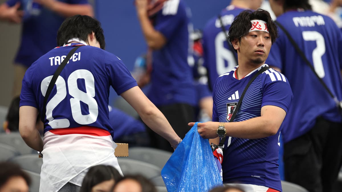Lý do CĐV Nhật Bản dọn rác sau mỗi trận World Cup