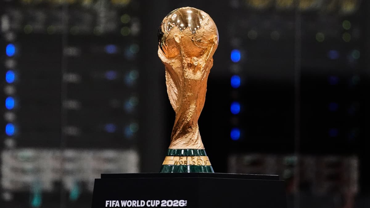 Chiếc cúp vàng World Cup tăng giá gấp 30 lần: Đằng sau cơn sốt vàng toàn cầu