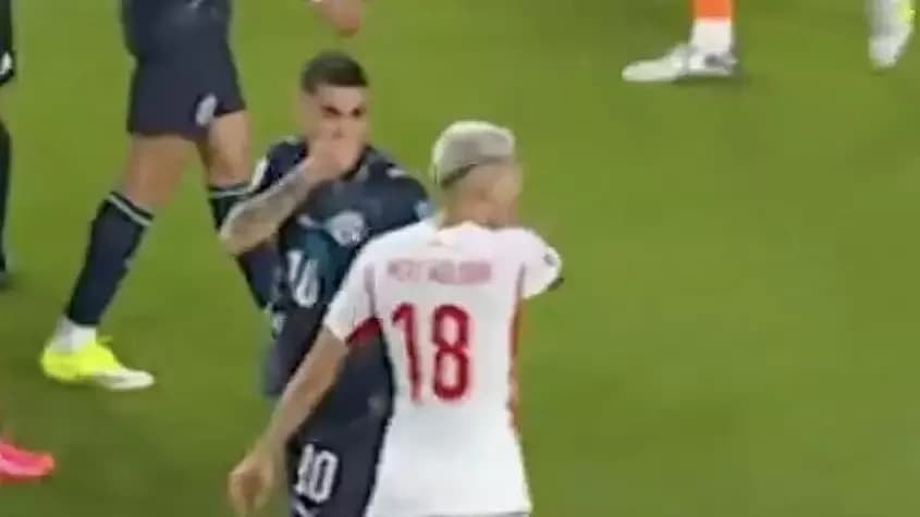 Almiron đi vào lịch sử World Cup 2026 với thẻ đỏ vì che miệng