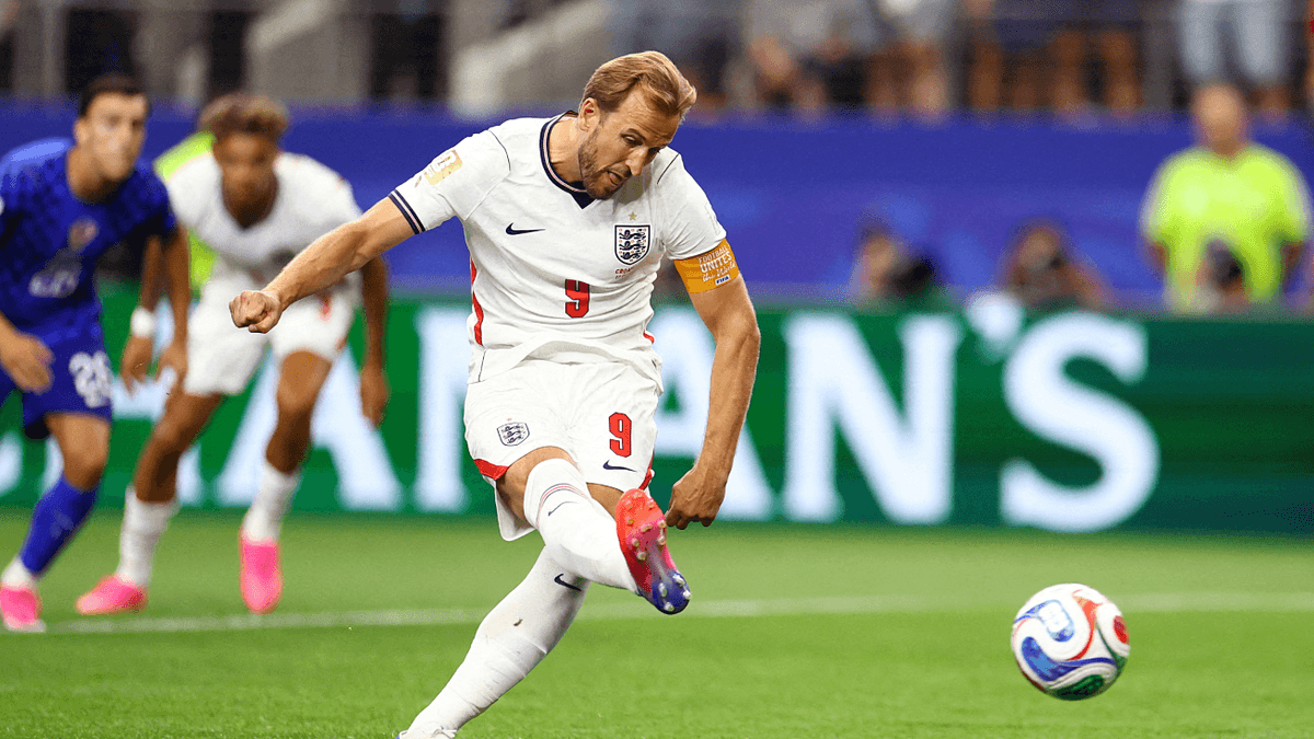 Boateng chỉ trích kỹ thuật đá penalty của Harry Kane: Có nên bị FIFA cấm?