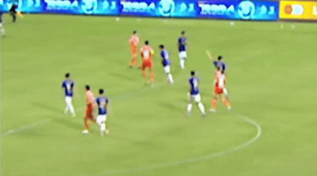 Nóng V-League: Vũ Tiến Long nhận thẻ đỏ vì húc đầu, Đà Nẵng cũng mất người