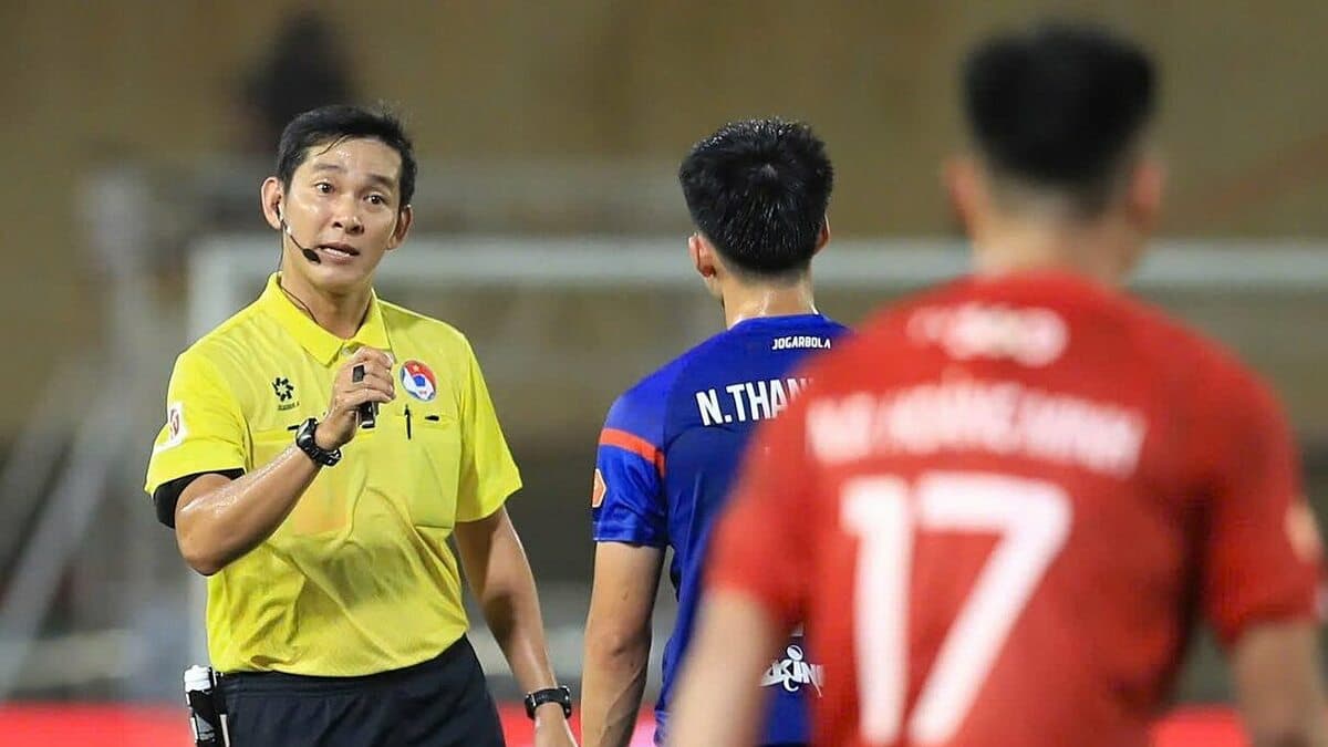 Trọng tài Trần Ngọc Nhớ lại bị treo còi ở V-League sau sai lầm VAR
