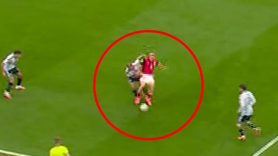 Tranh cãi bàn thắng kỷ lục của Messi: Schmeichel nói gì?