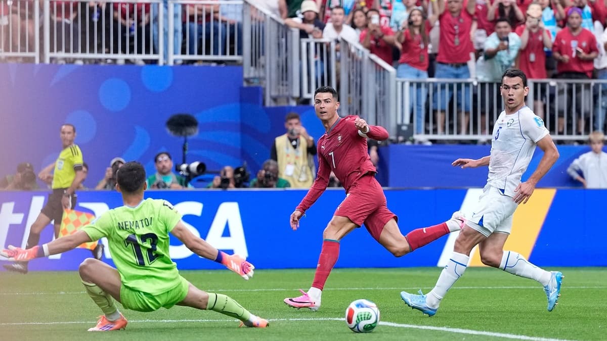 Ronaldo và Messi góp mặt trong đội hình tiêu biểu lượt hai World Cup 2026