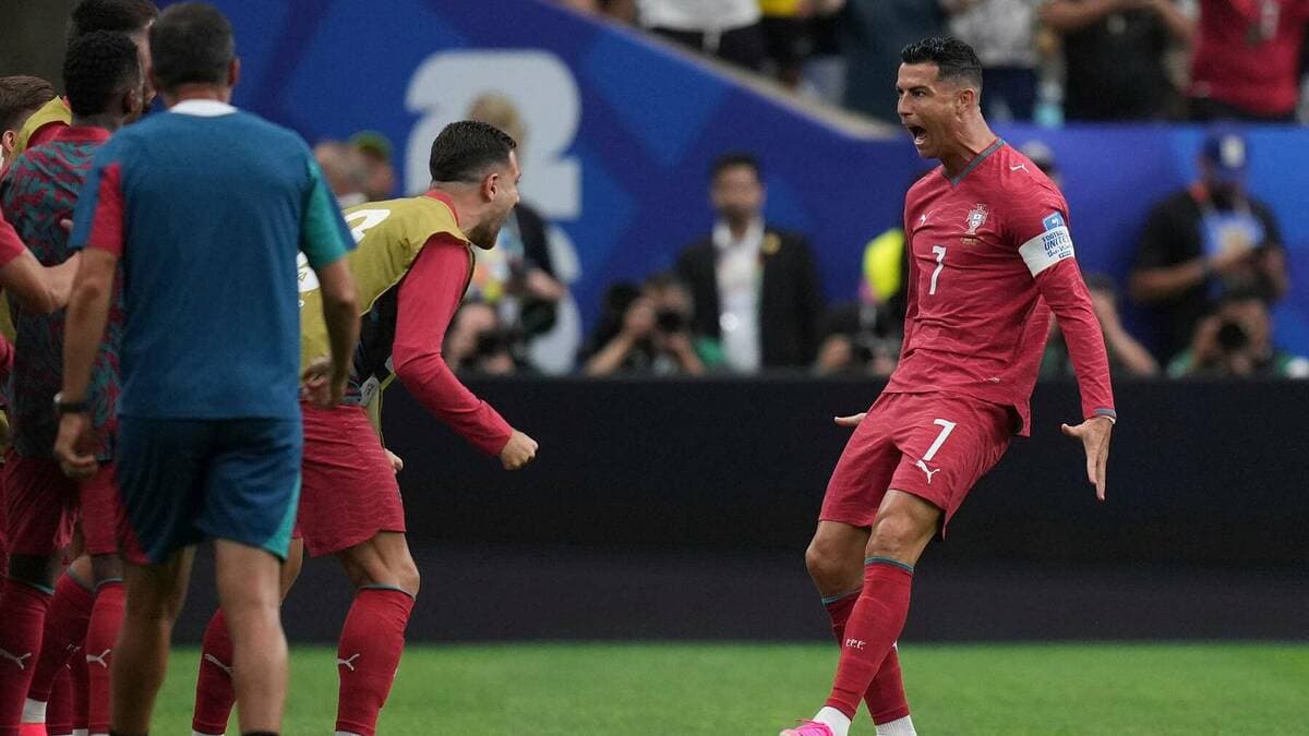 Ibrahimovic chỉ trích Ronaldo: 'Cậu ấy làm như vừa trở về từ hành tinh khác'