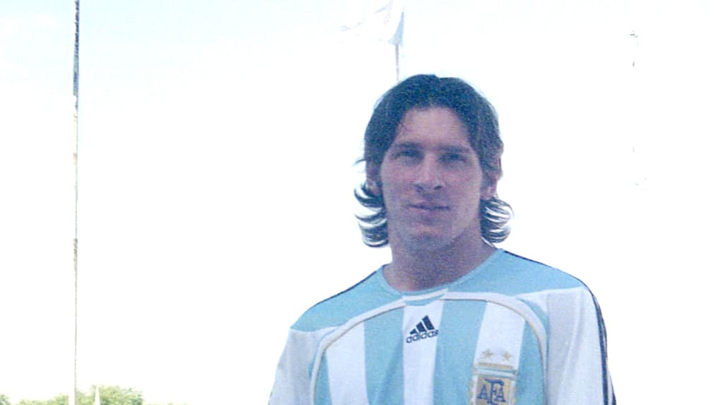 Messi năm 18 tuổi: Gầy gò, không tiền mua xúc xích và lời tiên tri từ nhiếp ảnh gia