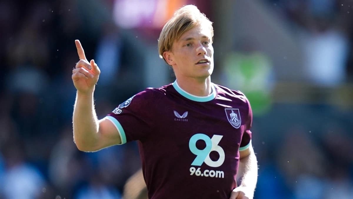 Burnley 1-1 Wolves: Bàn gỡ của Flemming giúp Burnley thoát chót bảng