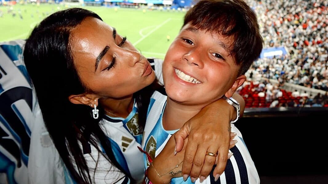 Vợ con Messi vỡ òa khi Argentina vào chung kết World Cup