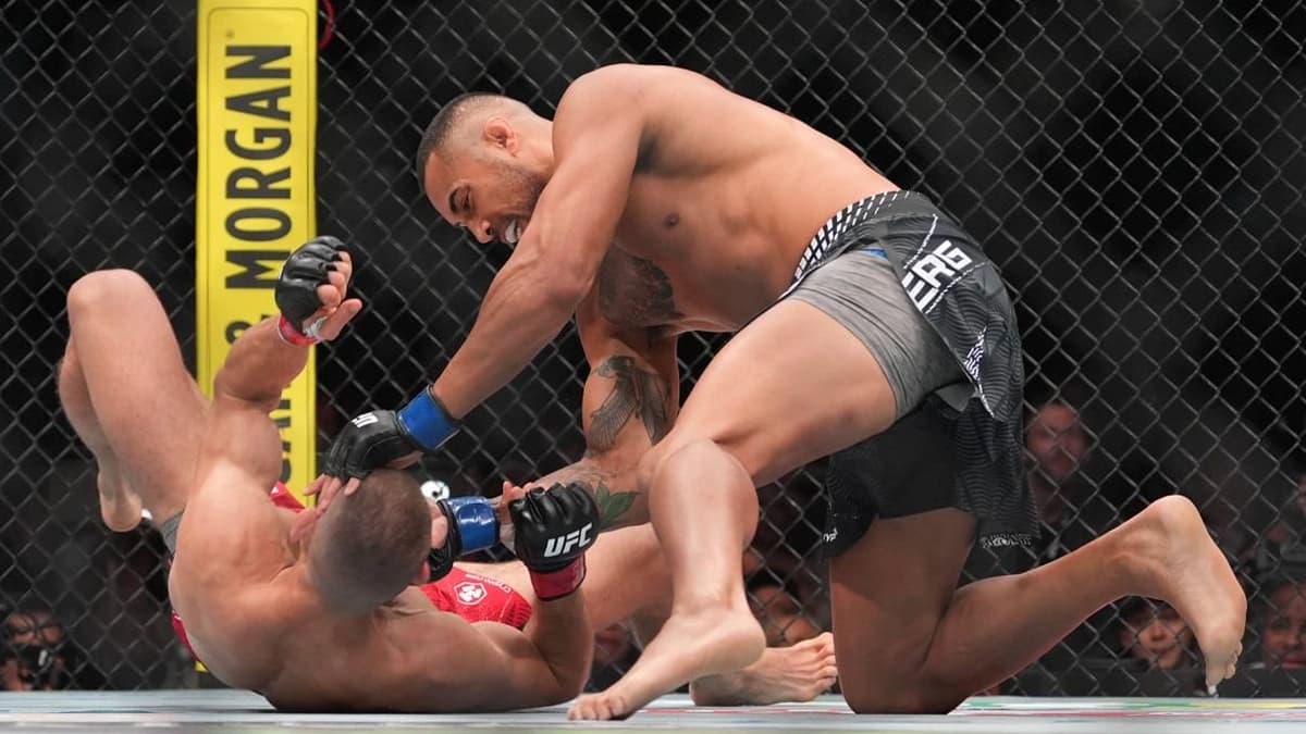 Carlos Ulberg hạ knock-out Jiri Prochazka dù chấn thương chân tại UFC 327