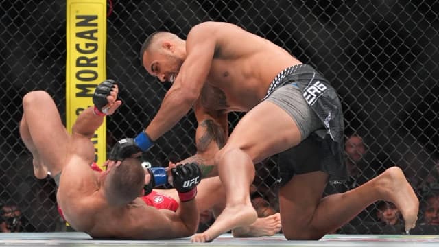 Carlos Ulberg hạ knock-out Jiri Prochazka dù chấn thương chân tại UFC 327